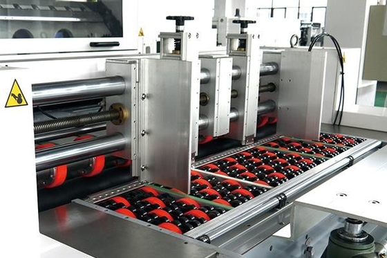 Máquina que corta con tintas completamente automática de la caja acanalada con el pelado