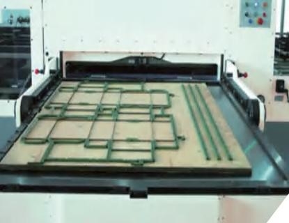 Máquina que corta con tintas de la caja acanalada automática de 1650 x de 1200m m con el desmontaje