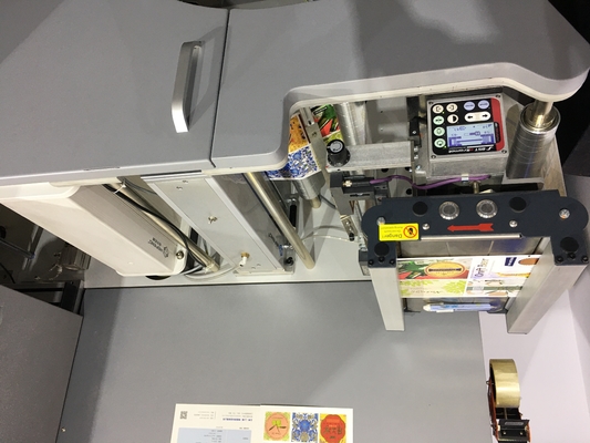 Máquina del aumento del efecto de la etiqueta de Digitaces de la prensa del poste para sellar y barnizar