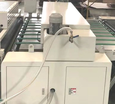 Máquina satinada de pulido del barniz ULTRAVIOLETA automático para el cartón