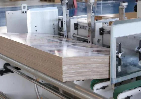 Máquina satinada de pulido del barniz ULTRAVIOLETA automático para el cartón