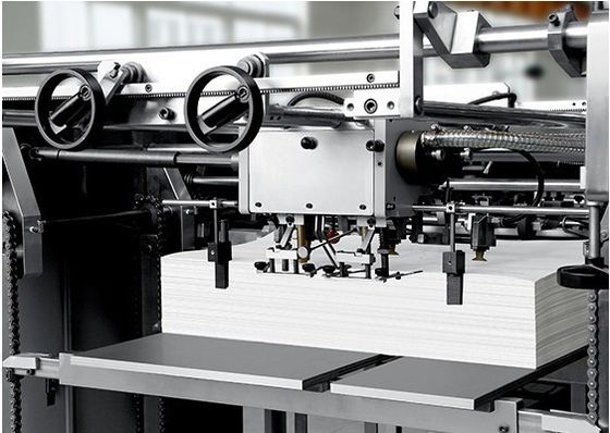 Máquina de moldear bolsas de papel de compras de 180-350gm con agujeros para mangos