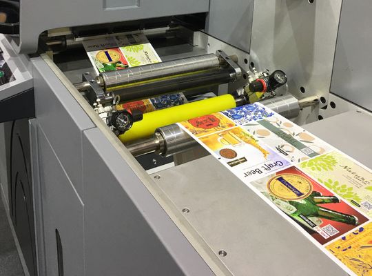 Impresora digital de inyección de tinta con estampado de lámina de barniz UV Velocidad de impresión máxima de 50 m/min Para embellecimiento de etiquetas