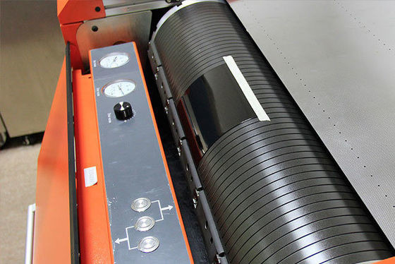 Máquina de placas flexibles de formato pequeño para la impresión digital en relieve