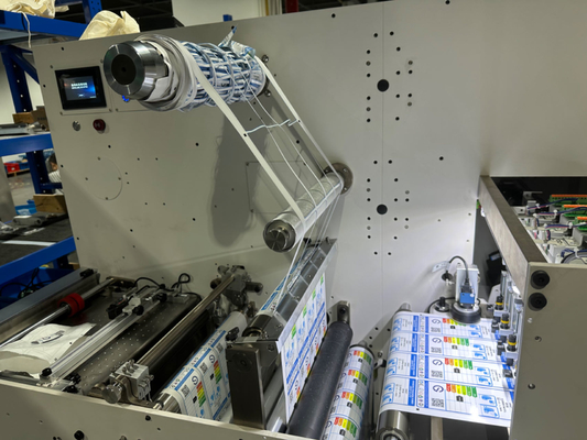 La etiqueta de Digitaces muere cortador que raja y velocidad de la máquina el rebobinar