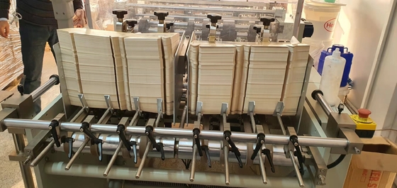 Máquina de levantamiento de cartón de papel de comida de alta velocidad de tres carriles