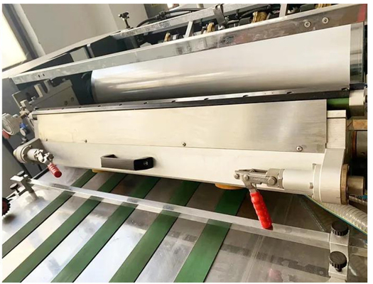 Máquina de barnizado automático de formato 760 mm Máquina de recubrimiento UV de puntos