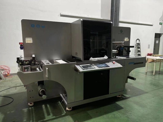 Enriquecedor de etiquetas digitales de barnizado automático y estampado en papel frío