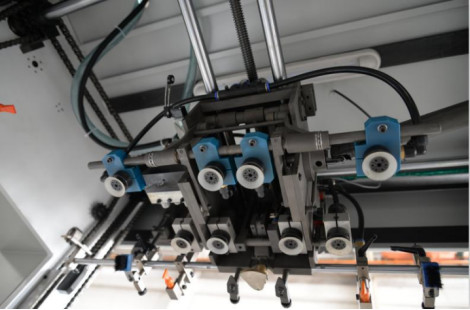 Máquina automática de corte y desgranado de cartón