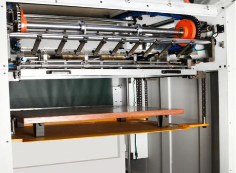 Máquina automática de corte y desgranado de cartón
