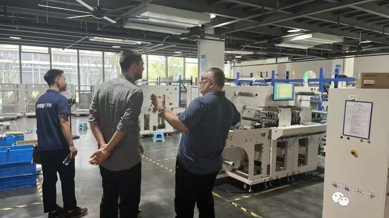 Cortador de láser digital de rollo a hoja con velocidad de corte máxima de 27 m/min y anchura de etiqueta máxima de 330 mm