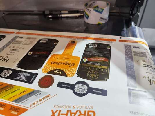 Máquina de impresión de etiquetas digitales con barniz UV y estampado de papel