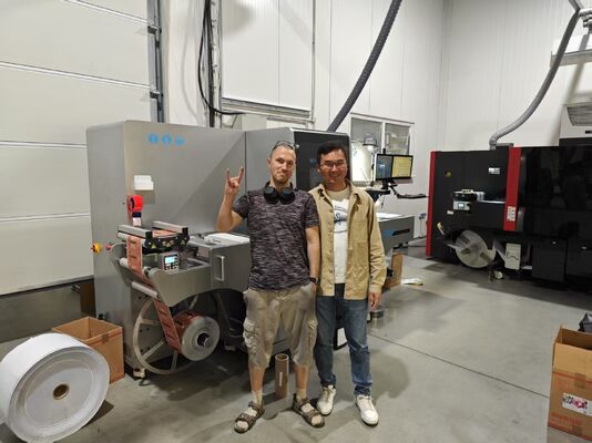 Máquina de barnizado, impresión y estampado en frío para etiquetas digitales post-impresión de 450 mm