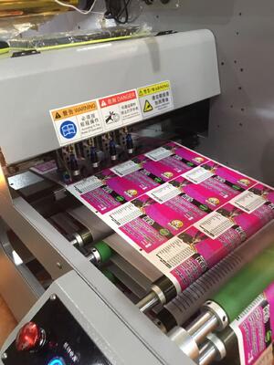 Máquina de impresión y acabado de etiquetas digitales IQ330 con resolución de 1440 * 360 dpi, velocidad de 50 m por minuto y curado UV LED