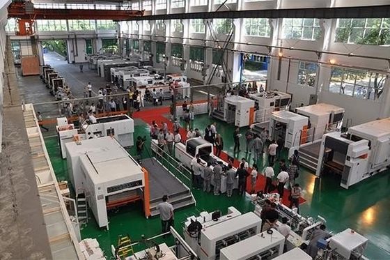 La máquina que corta con tintas del paquete de 5500 M/H muere cortador