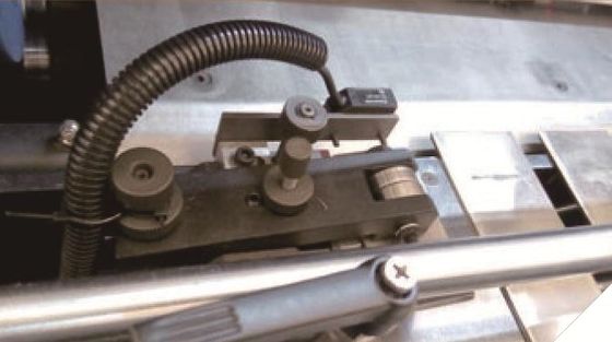 2500shipping y manipulación de la hoja automática que sella la máquina que corta con tintas