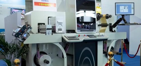 Hoja de Digitaces que sella barnizando la máquina de aumento de la etiqueta con el efecto brillante 3D